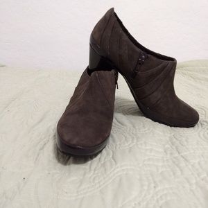 NWOT Clarks artisan brown ruched heeled booties